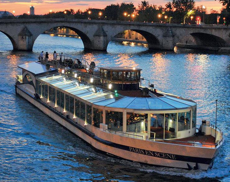 bateau sur la seine à Paris